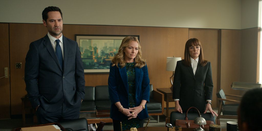 Manuel Garcia-Rulfo as Mickey Haller, Becki Newton as Lorna Crane, Constance Zimmer as Dana Berg in The Lincoln Lawyer