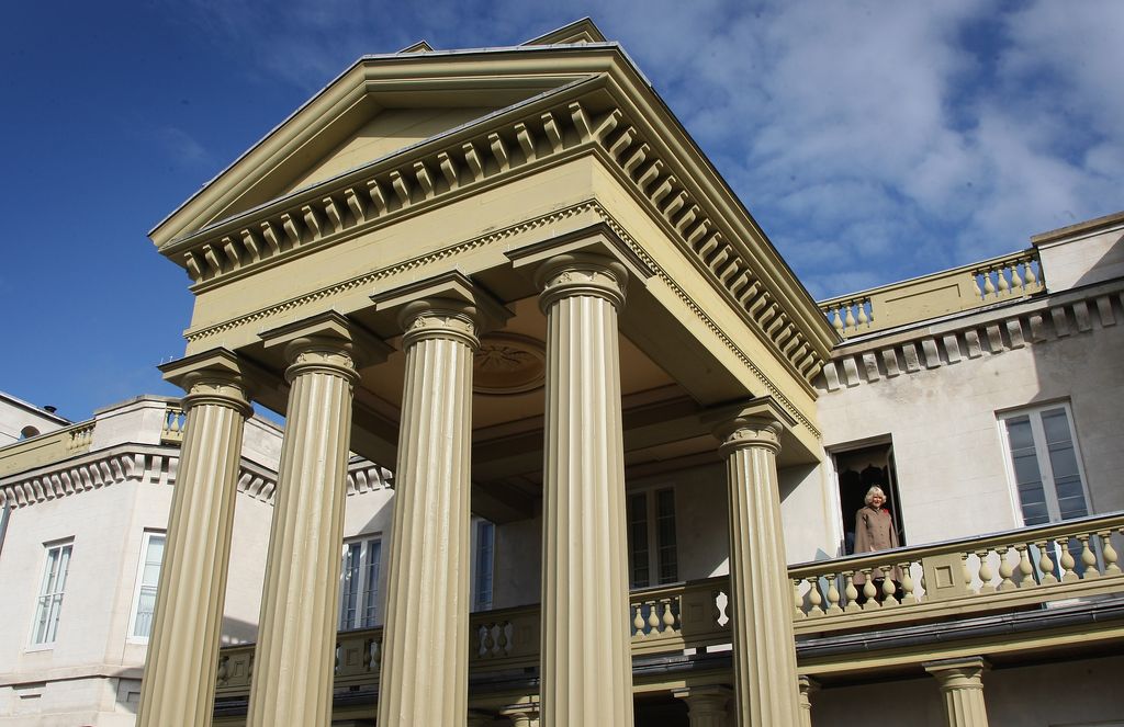 Queen Camilla steps on the the balcony of the Duchess's ancestoral home of Dundurn Castle on November 5, 2009 in Hamilton, Canada