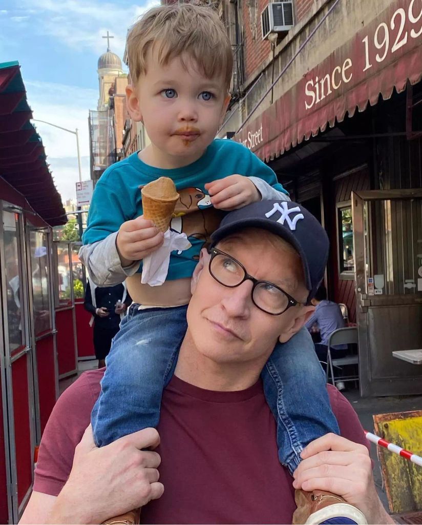 anderson cooper with son wyatt on shoulders