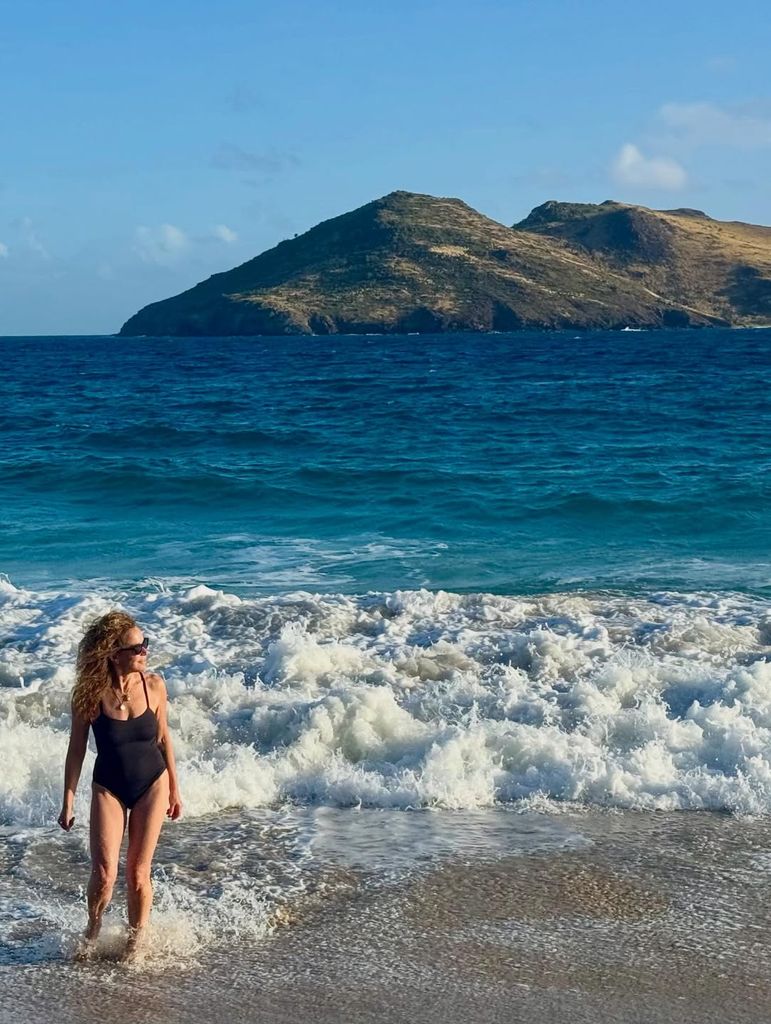 jennifer grey beach photo
