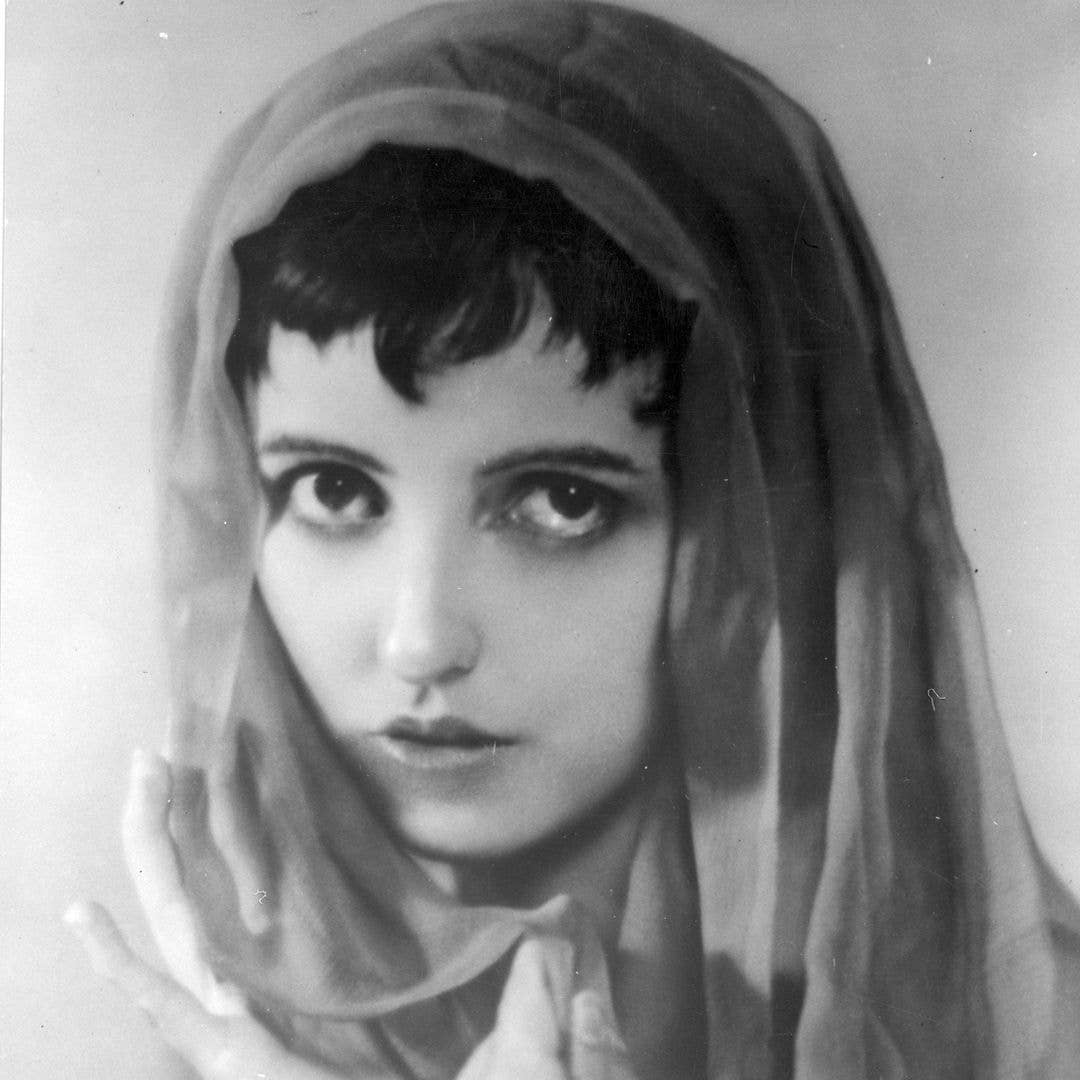 circa 1928:  Sara Sothern stars in 'Arabesque' a Norman Bel Geddes production. 