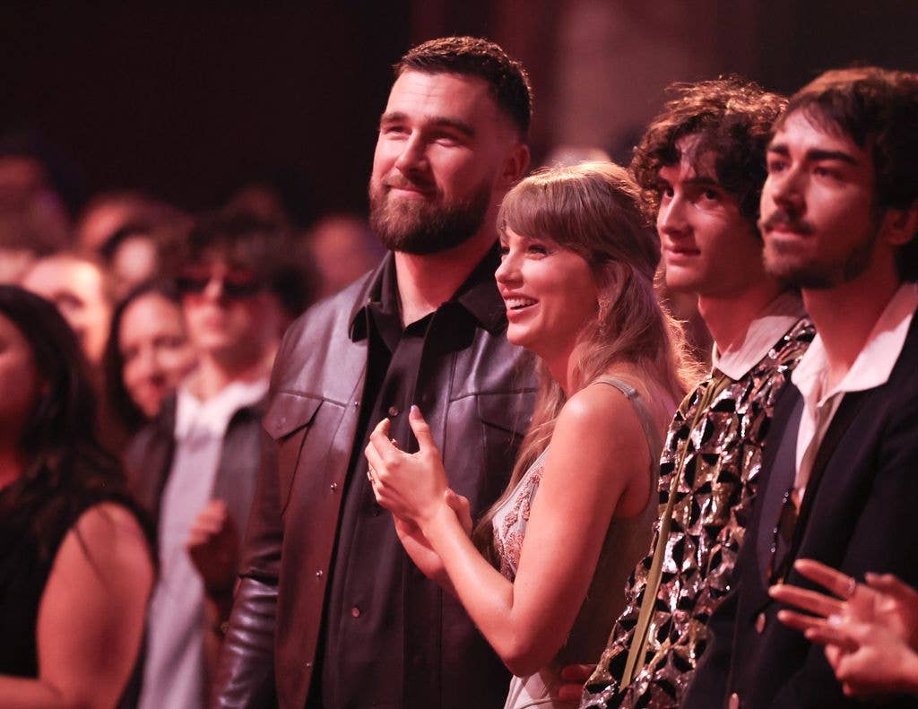 taylor swift travis kelce iheart radio music awards