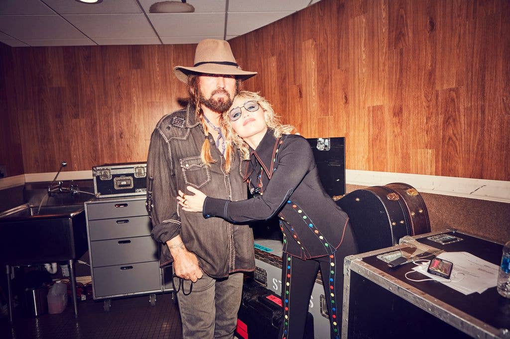 photo of miley cyrus hugging billy ray cyrus 