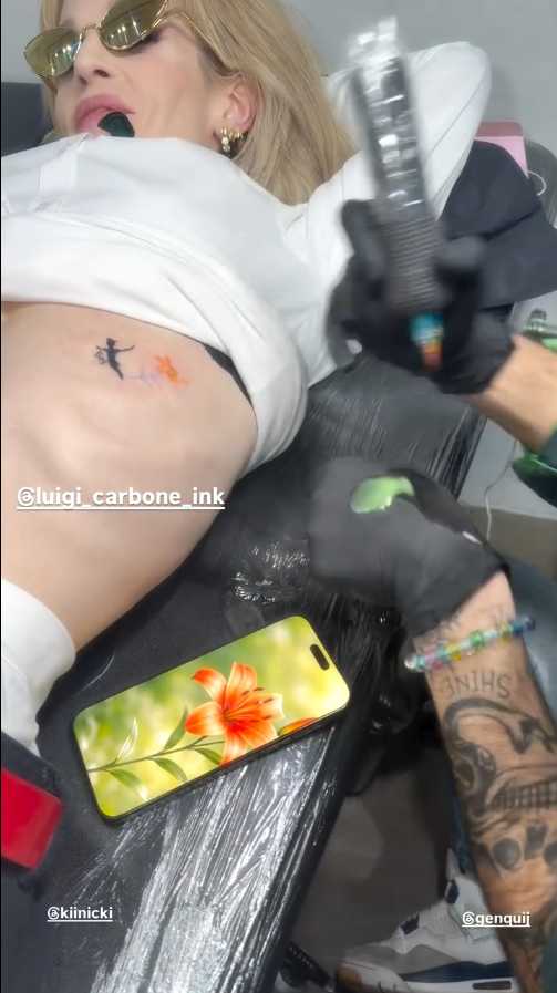 Kelly Osbourne gets a new tattoo