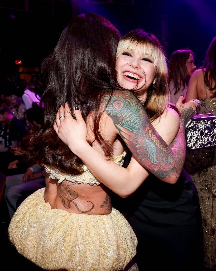 Alysa greets Kehlani at the awards