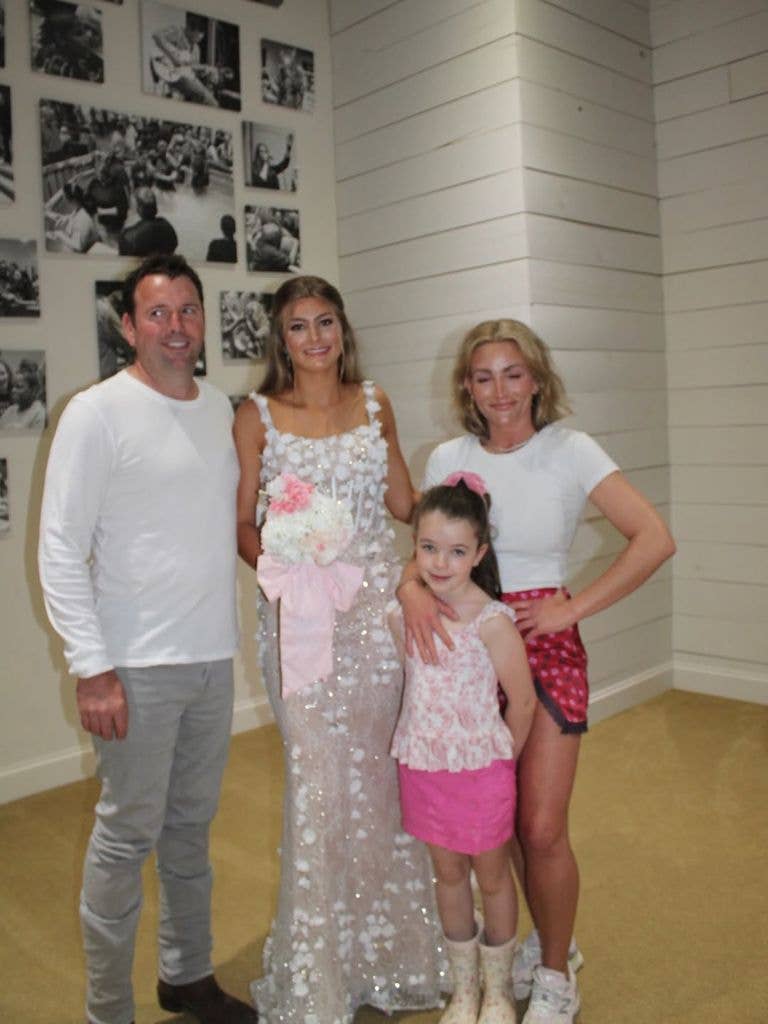 Jamie posed with her family