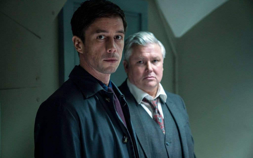 2AF2JRK DUBLIN MURDERS 2019- serie TV creee par Sarah Phelps saison 1 Killian Scott Conleth Hill. d'apres les romans de Tana French based on the novels by Tan