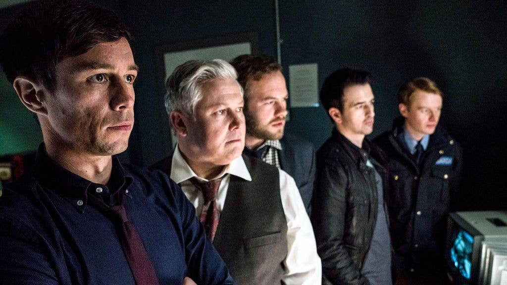 2AF2JTA DUBLIN MURDERS 2019- serie TV creee par Sarah Phelps saison 1 Killian Scott Conleth Hill. d'apres les romans de Tana French based on the novels by Tan