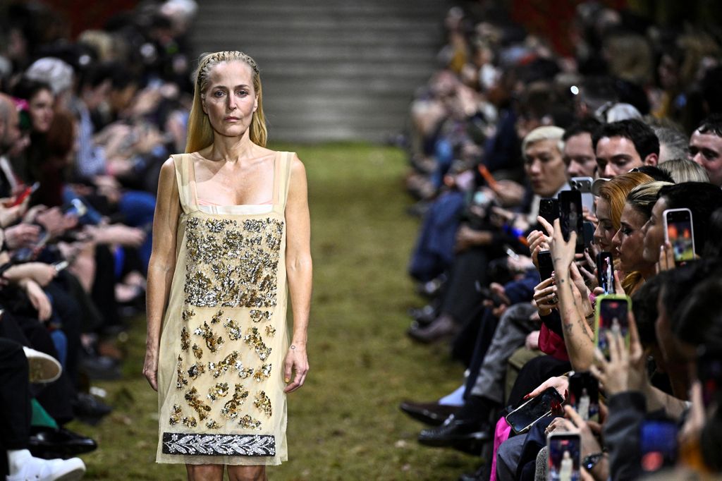 gillian anderson miu miu pfw