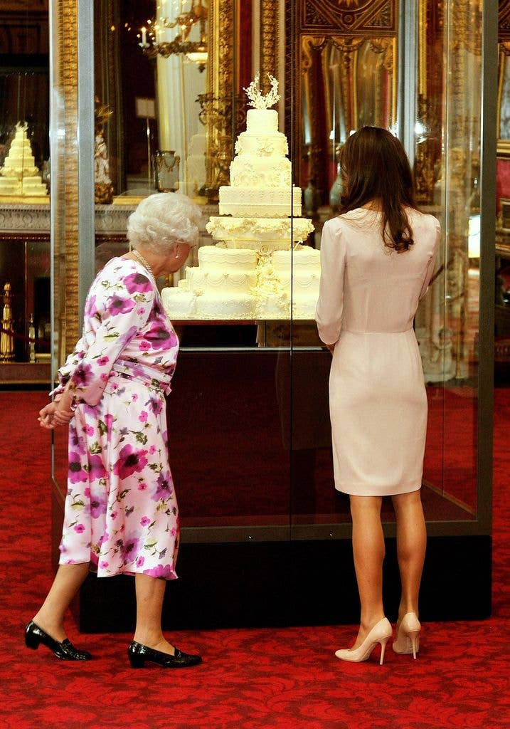  Queen Elizabeth II and Kae view the cake at the annual summer exhibition at Buckingham Palace in July 2011