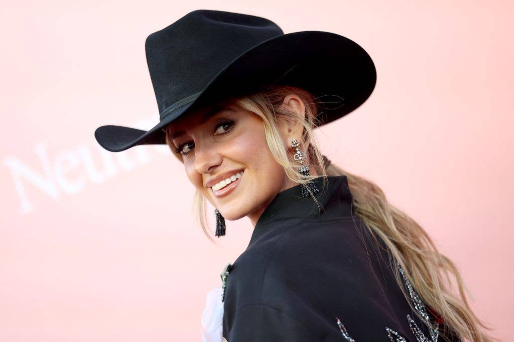 lainey wilson billboard black outfits