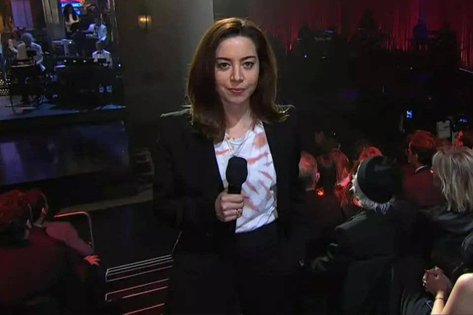 aubrey plaza tie dye snl