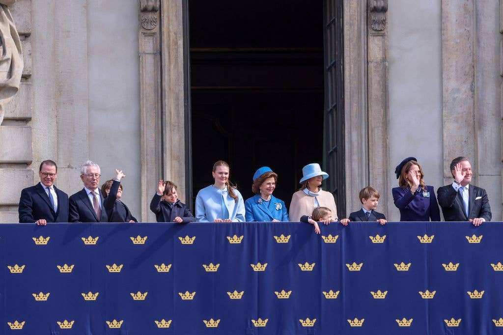 Prince Daniel, Tord Magnuson, Prince Alexander of Sweden, Prince Oscar of Sweden, Princess Estelle of Sweden, Queen Silvia of Sweden, Princess Sofia, Prince Julian of Sweden, Prince Gabriel of Sweden, Princess Madeleine of Sweden and Christopher O'Neill on palace balcony