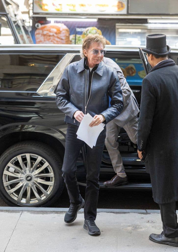 BGUK_3560610 - *EXCLUSIVE* New York, NY     Barry Manilow stepped out in New York City looking upbeat as he continues to recover from lung cancer surgery.