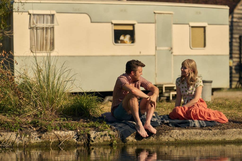 Cooper (TOM BURKE), Lela (ERIN DOHERTY) in California Avenue