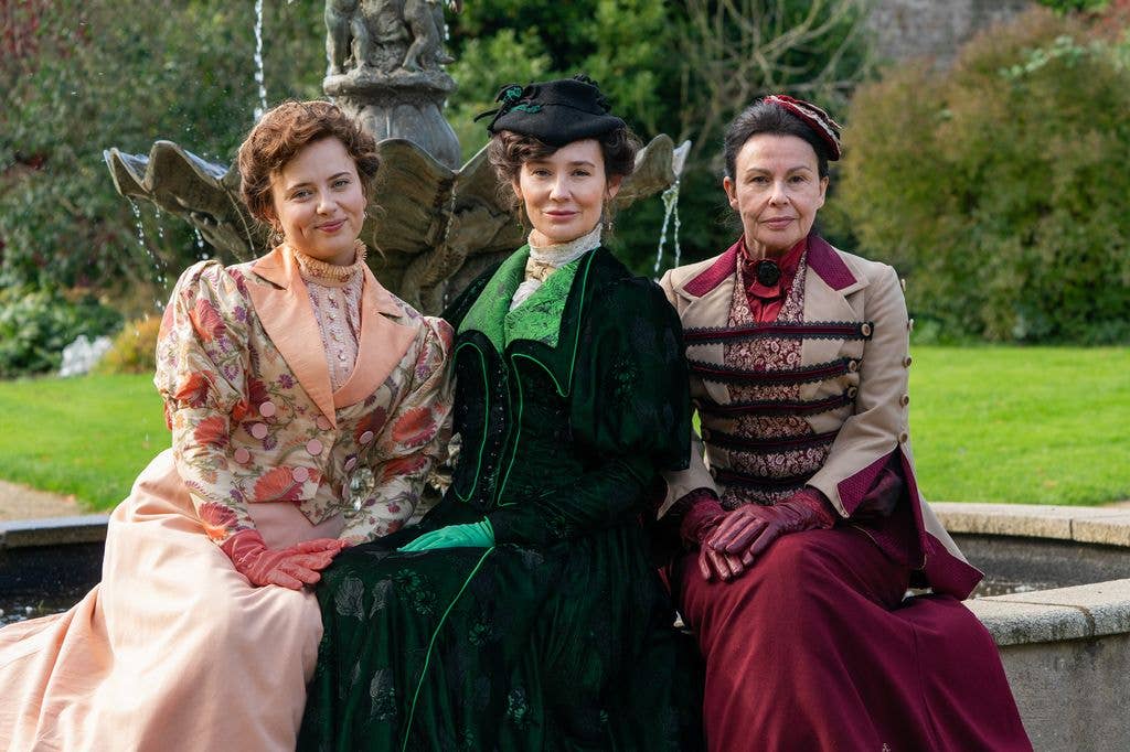 Claire is joined by Shannon Lavelle as Liza Hardacre and Julie Graham as Ma