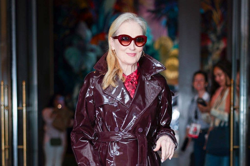 Meryl paired the coat with oversized red-tinted sunglasses that framed her face beautiful