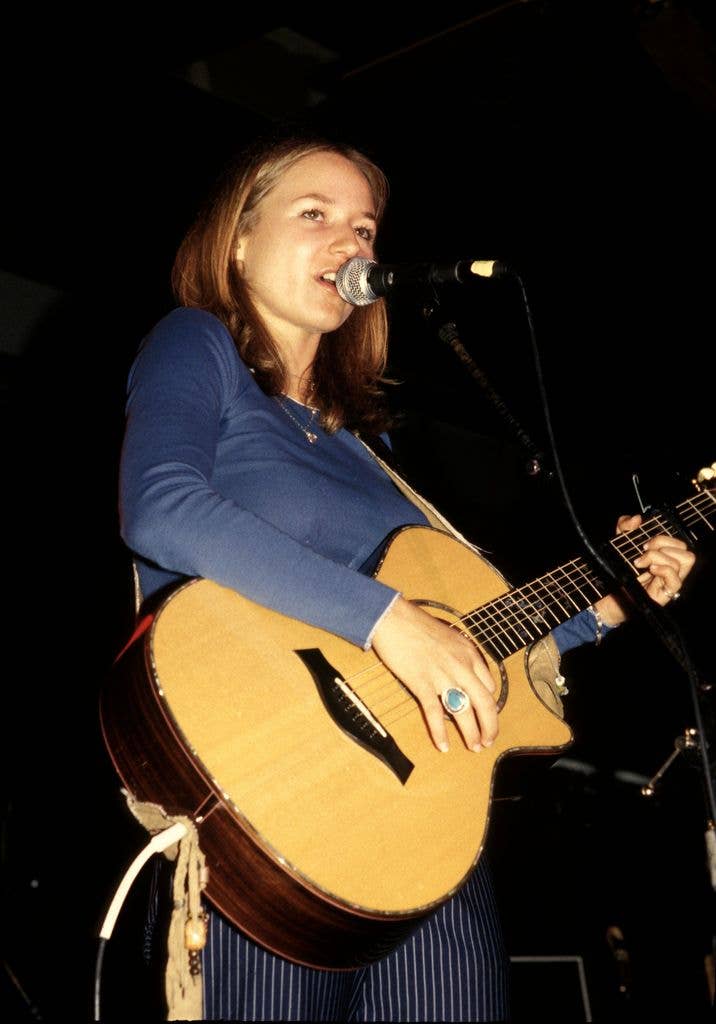 jewel kilcher singing guitar