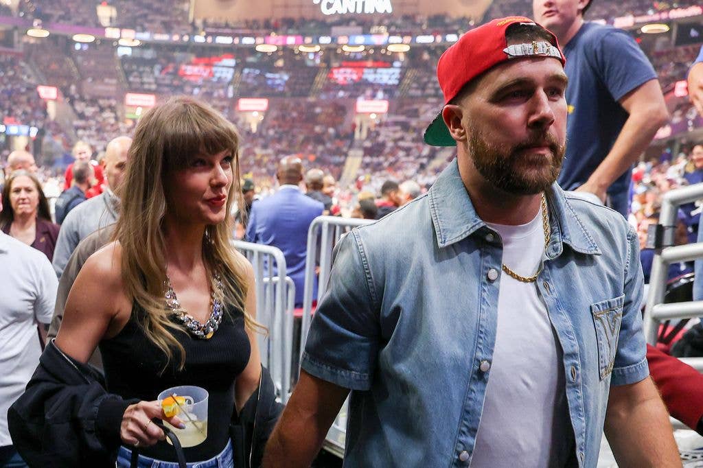 The power couple enjoyed a fun date night watching the New York Knicks and the Cleveland Cavaliers