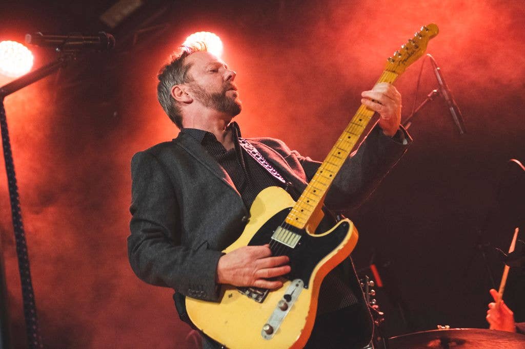 photo of kiefer sutherland playing guitar