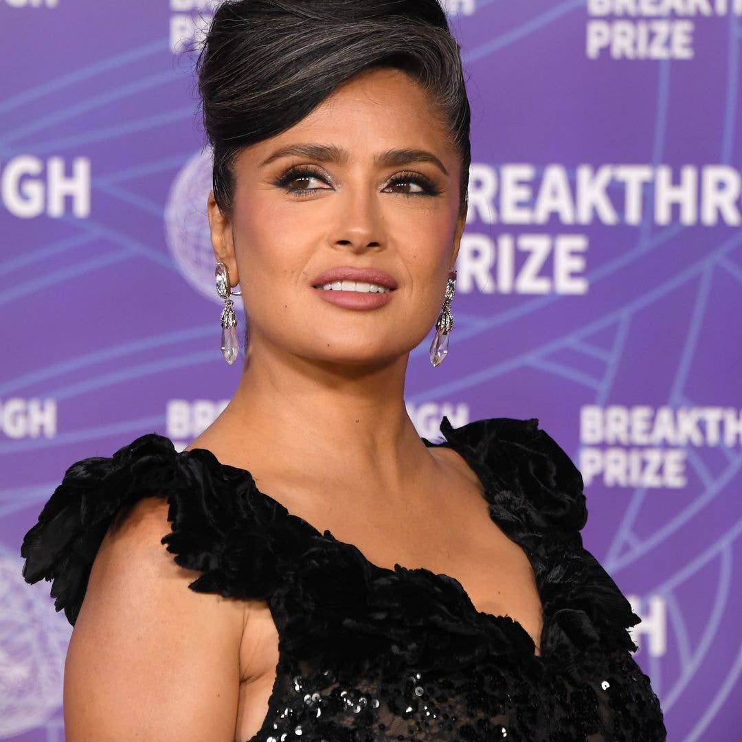 The actress embraced her gray hair in the most effortless way 