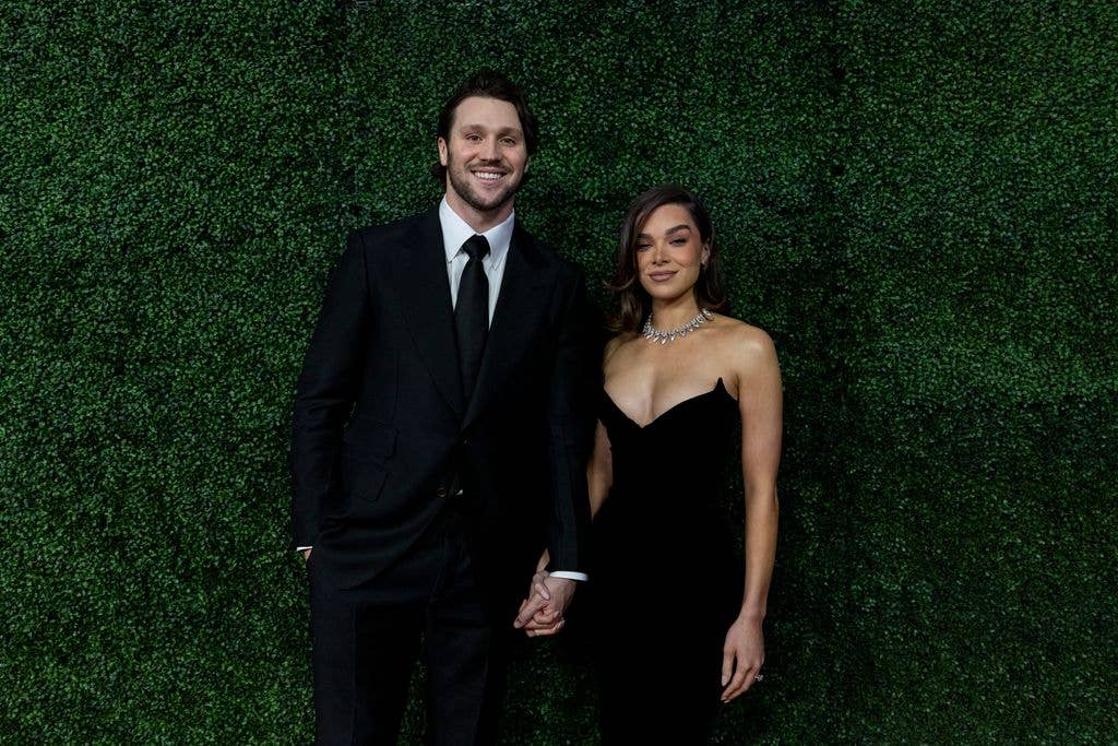 hailee steinfeld josh allen