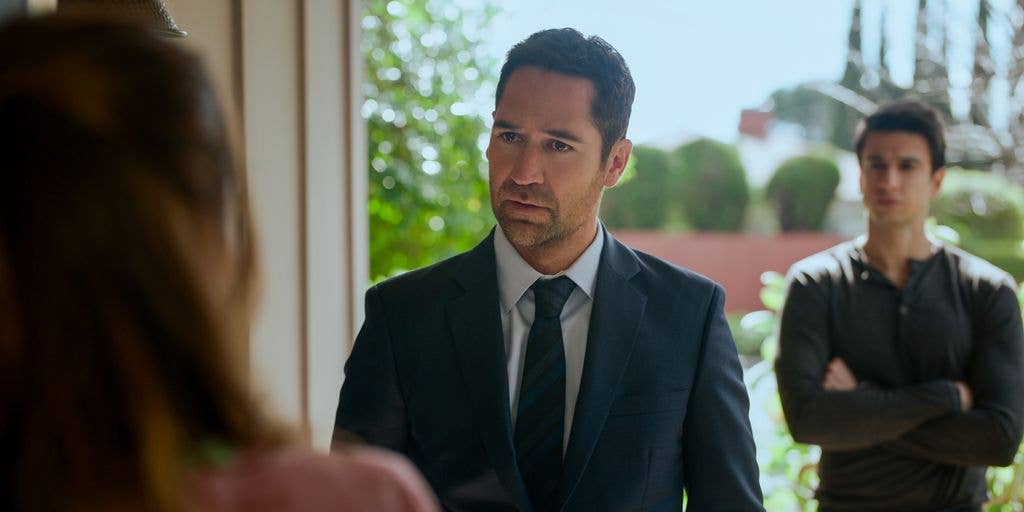 Manuel Garcia-Rulfo as Mickey Haller in episode 303 of The Lincoln Lawyer