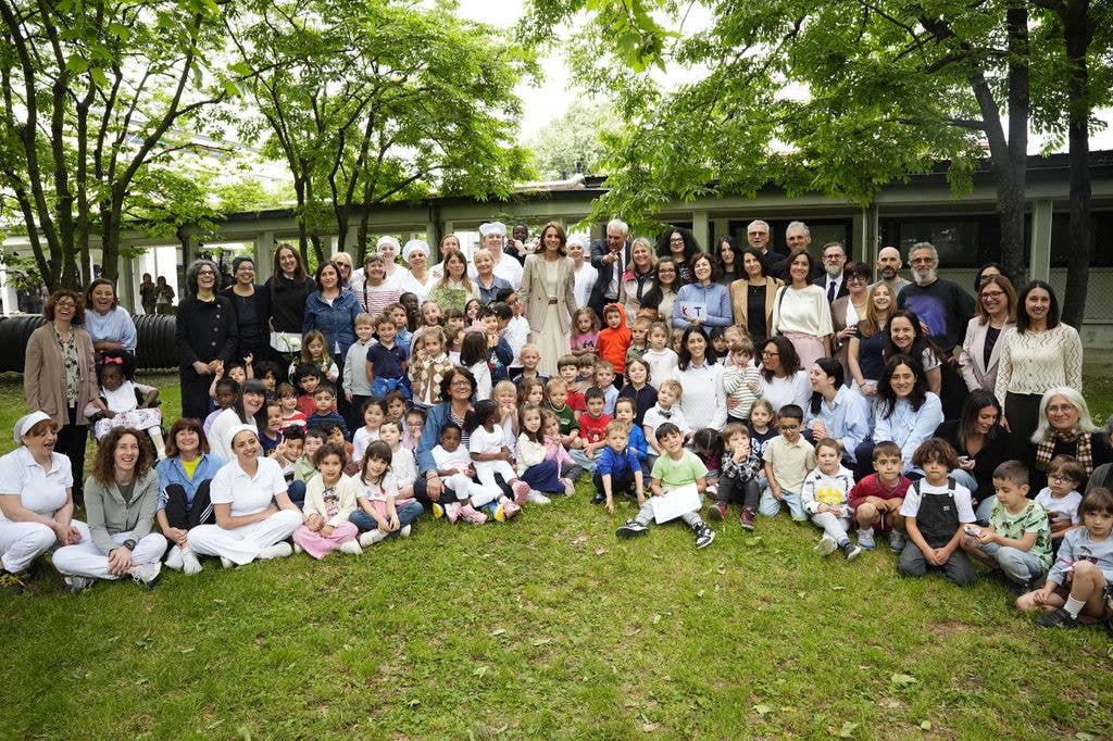 kate middleton with school children and teachers