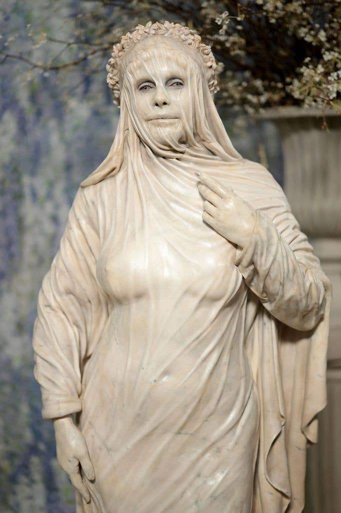 heidi klum statue met gala
