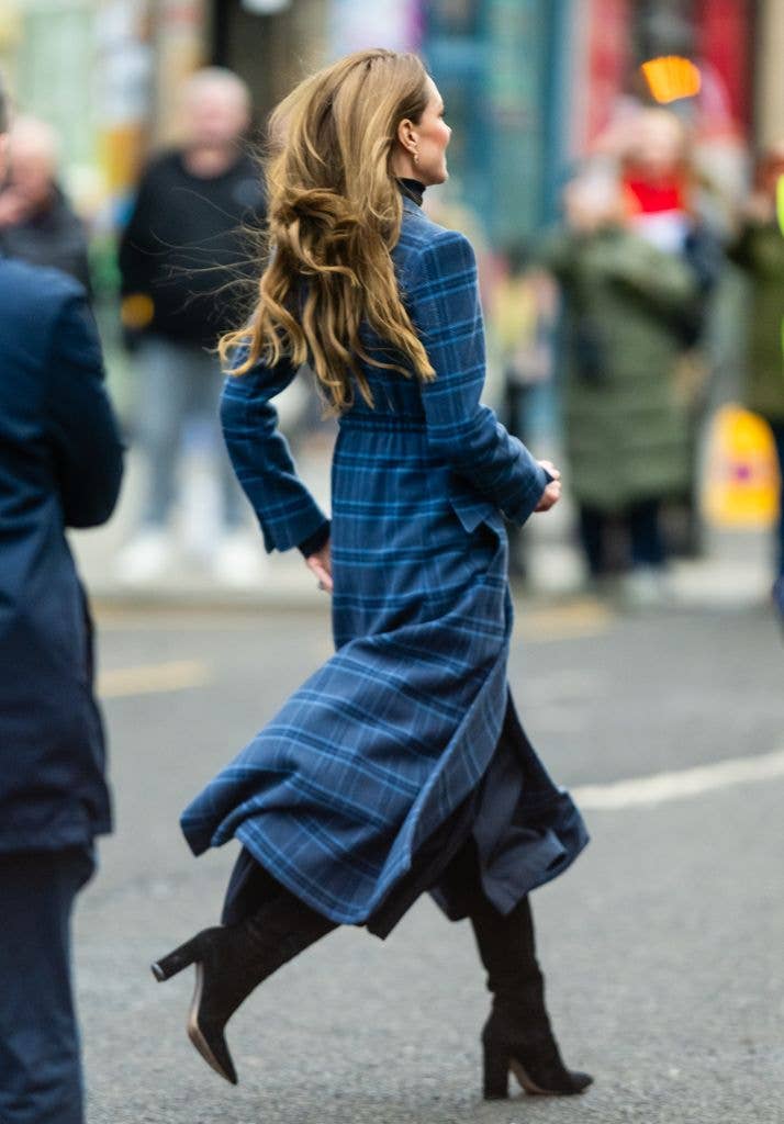 Kate Middleton runs in heels to greet crowds