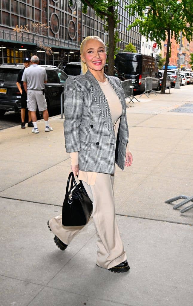 photo of hayden panettiere walking in nyc
