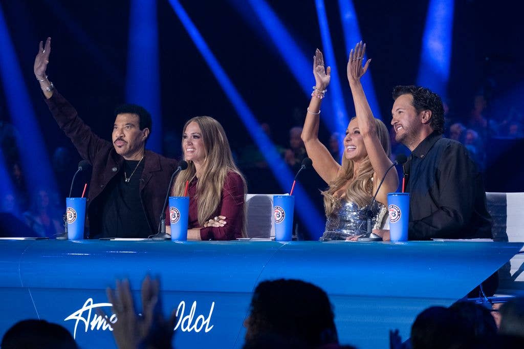LIONEL RICHIE, CARRIE UNDERWOOD, NIKKI GLASER, LUKE BRYAN SIT AT THE AMERICAN IDOL DESK