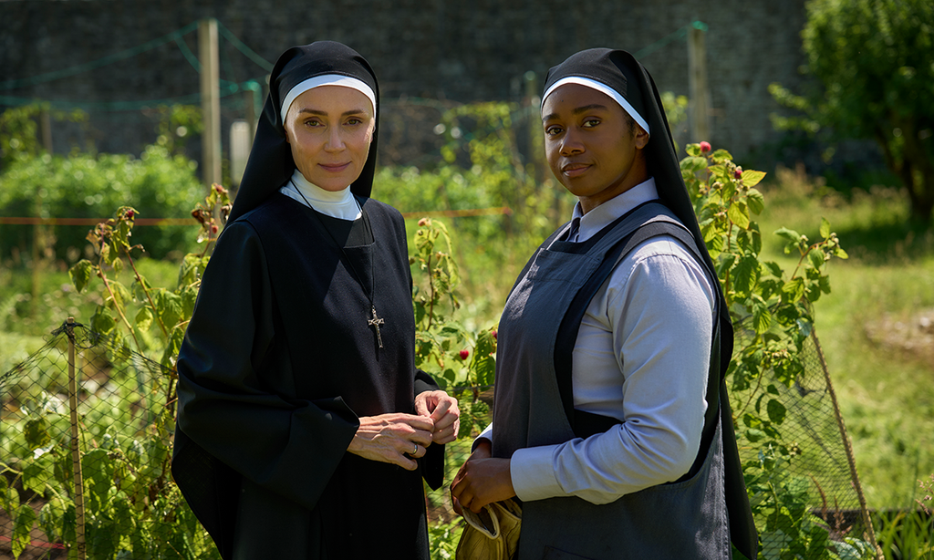 Anna (KEELEY HAWES); Bimpe (SHAYDE SINCLAIR) in Falling