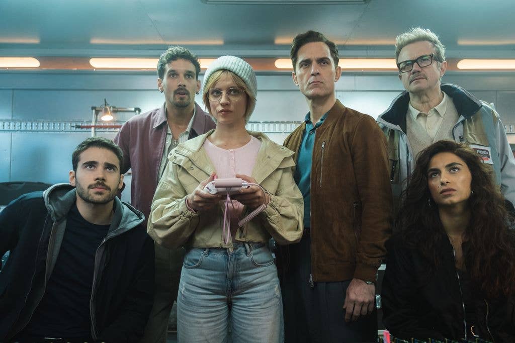 Julio Peña as Roi, Joel Sánchez as Bruce, Michelle Jenner as Keila, Pedro Alonso as Berlín, Tristán Ulloa as Damián, Begoña Vargas as Cameron in Berlin and the Lady with an Ermine
