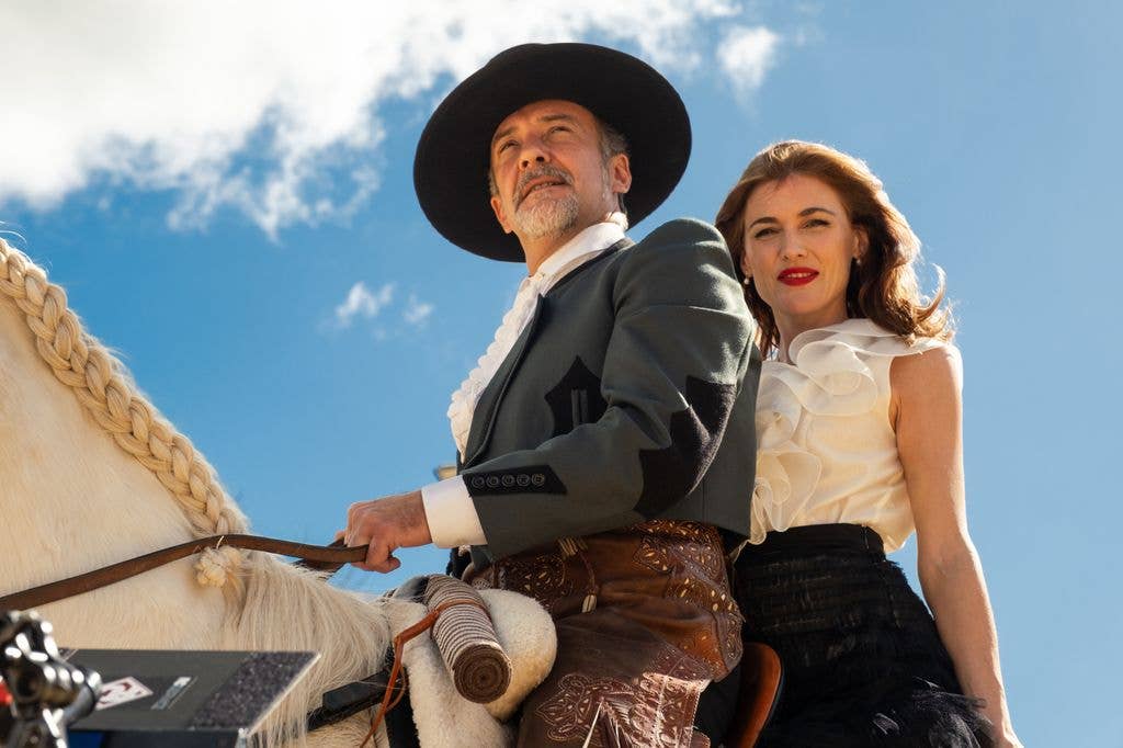 Jose Luis García Pérez as Duque, Marta Nieto as Duquesa in Berlin and the Lady with an Ermine