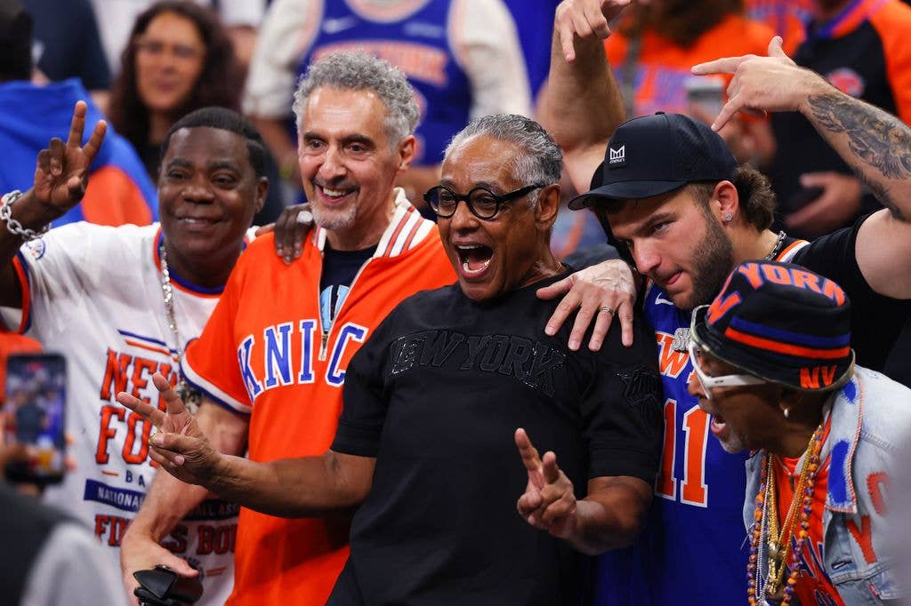 Tracy Morgan supports his beloved Knicks
