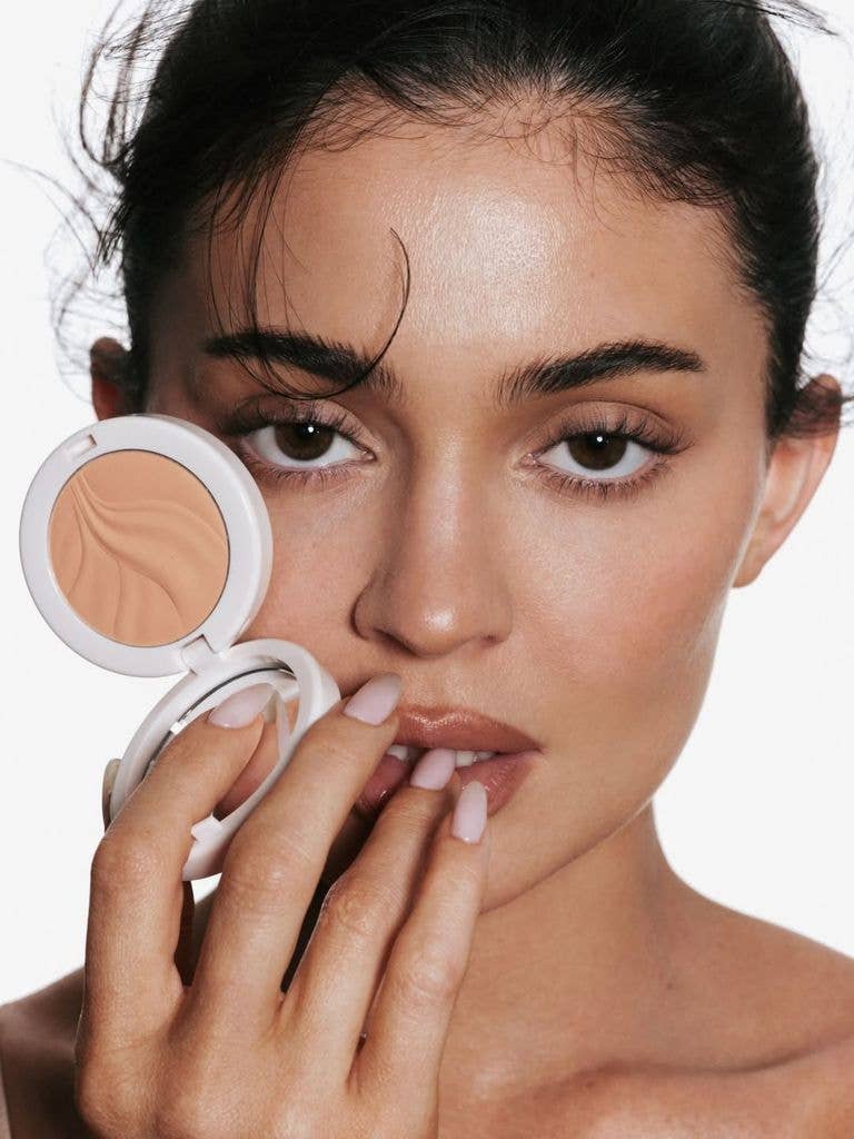 Kylie Cosmetics' Natural Blur Brightening Powder