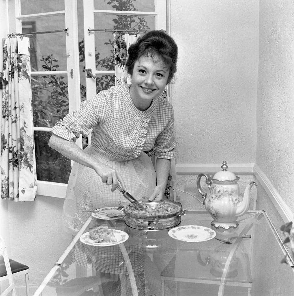 Betty Lynn cutting into a pie at home in 1962.