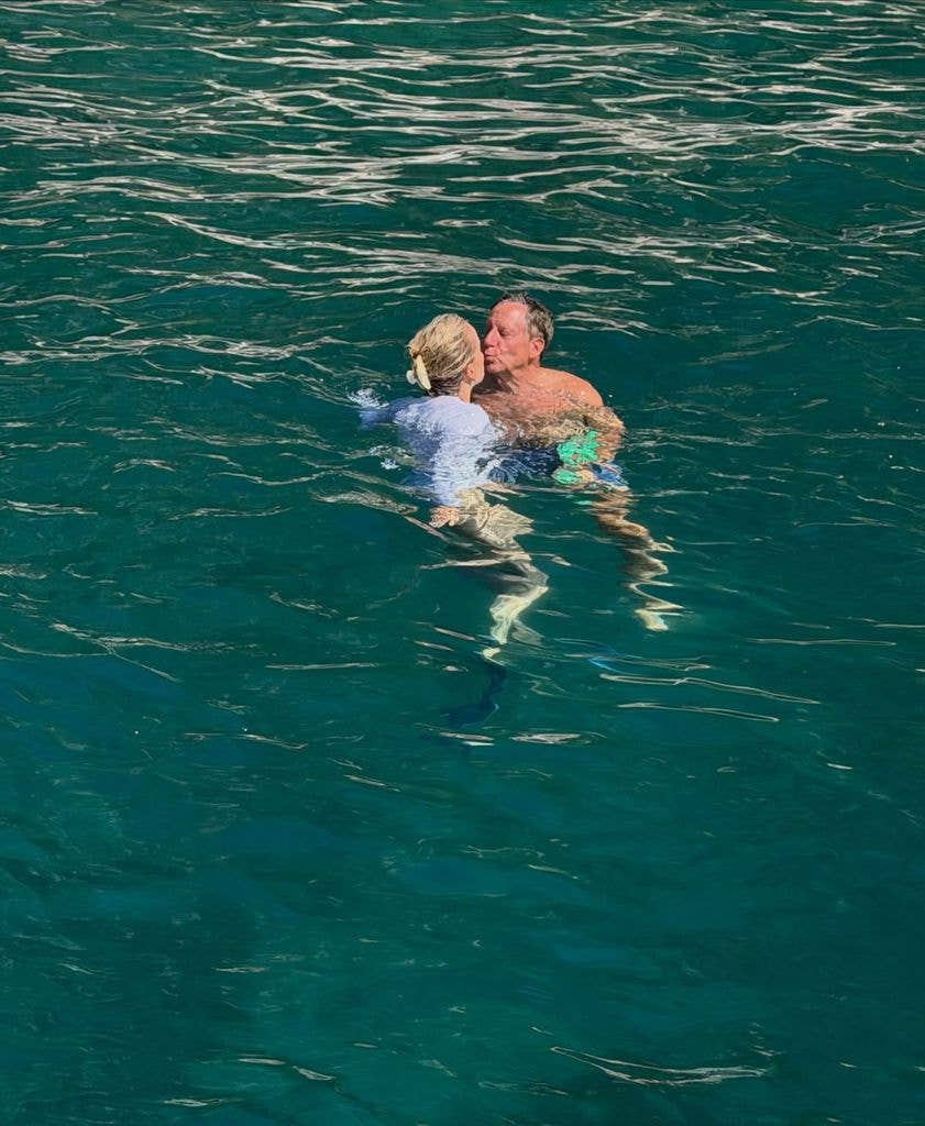 photo of jennifer ashton and tom werner kissing in the sea