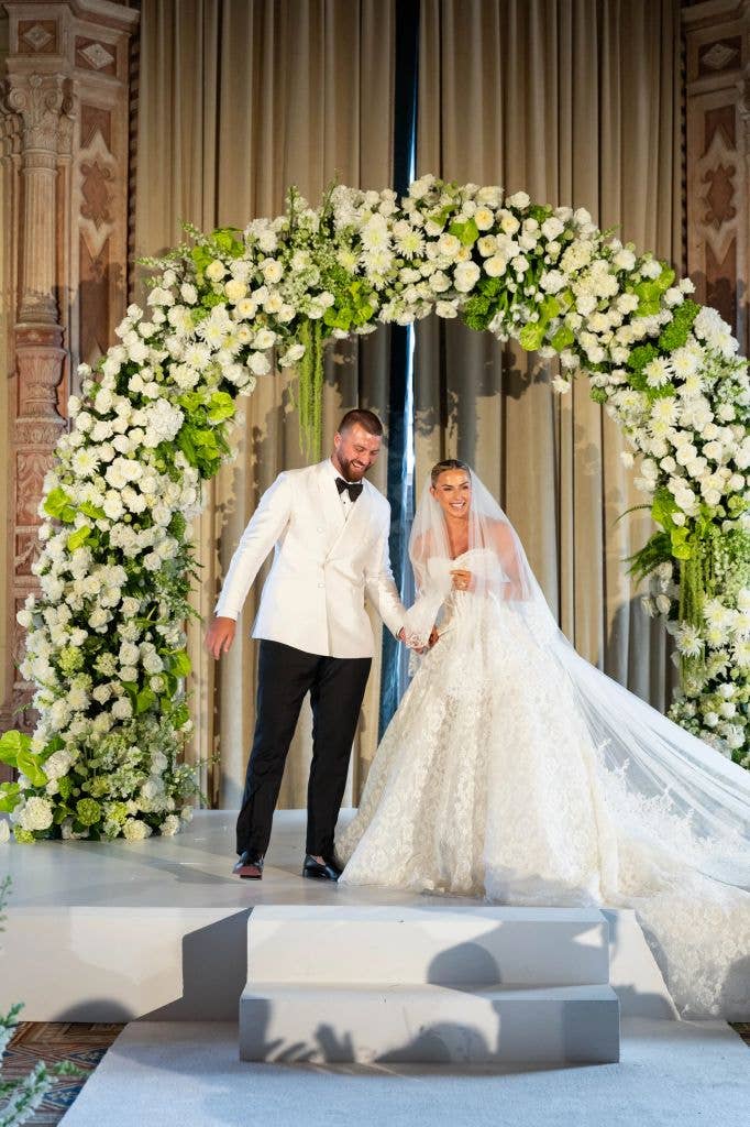 Jake and Hayley at the altar