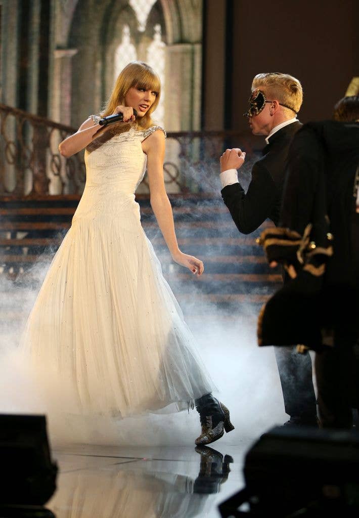 Taylor Swift performs onstage during the 40th American Music Awards in 2012