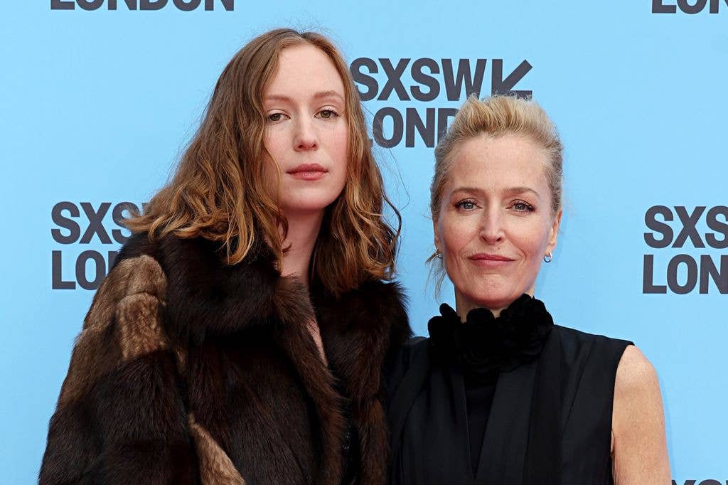Gillian with co-star Hannah Einbinder 