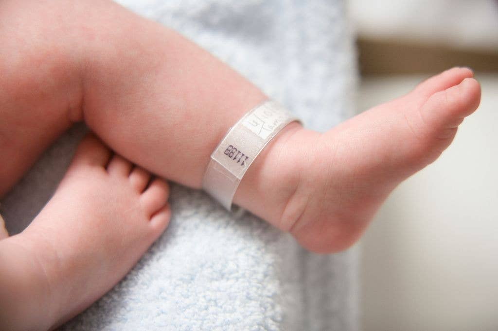 Close up of baby's feet and leg