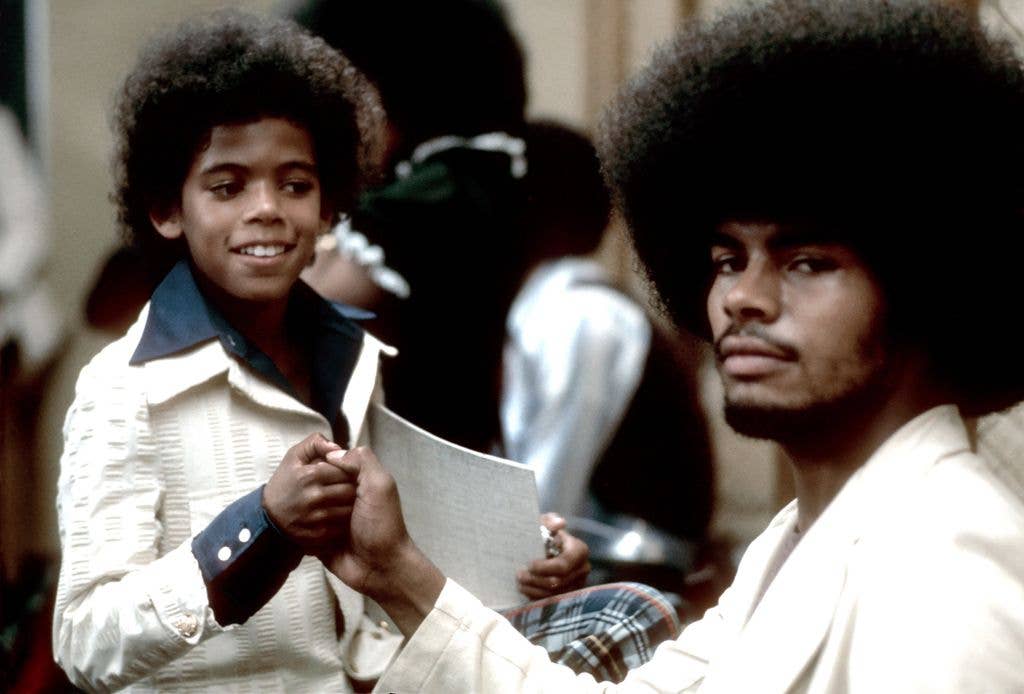 Foster Sylvers (L) of the R and B group The Sylvers rehearses backstage at the Forum on July 14, 1973