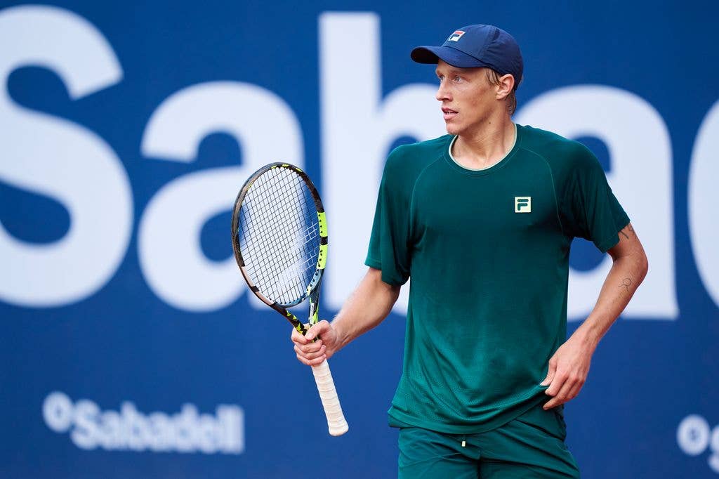 Leo Borg playing in the Barcelona Open Banc Sabadell 2025