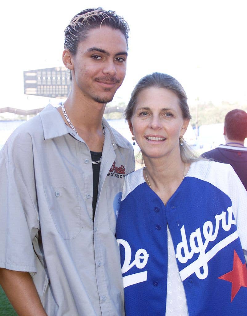 Dorian Kingi and Lindsay Wagner at an American football game