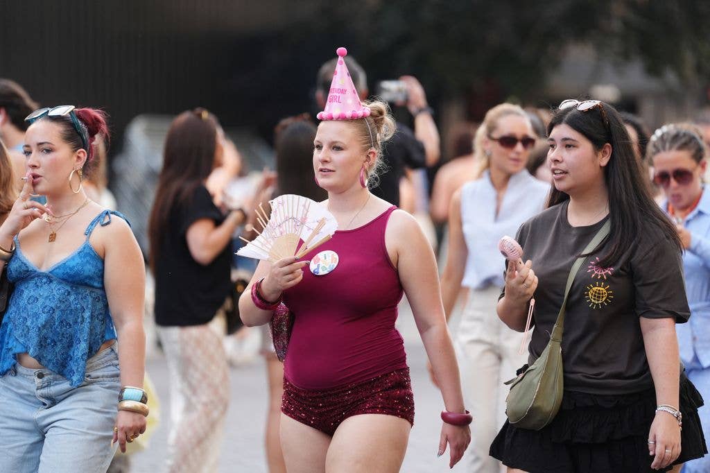 Harry Styles fans braved the heat ahead of his gig at Wembley Stadium, London