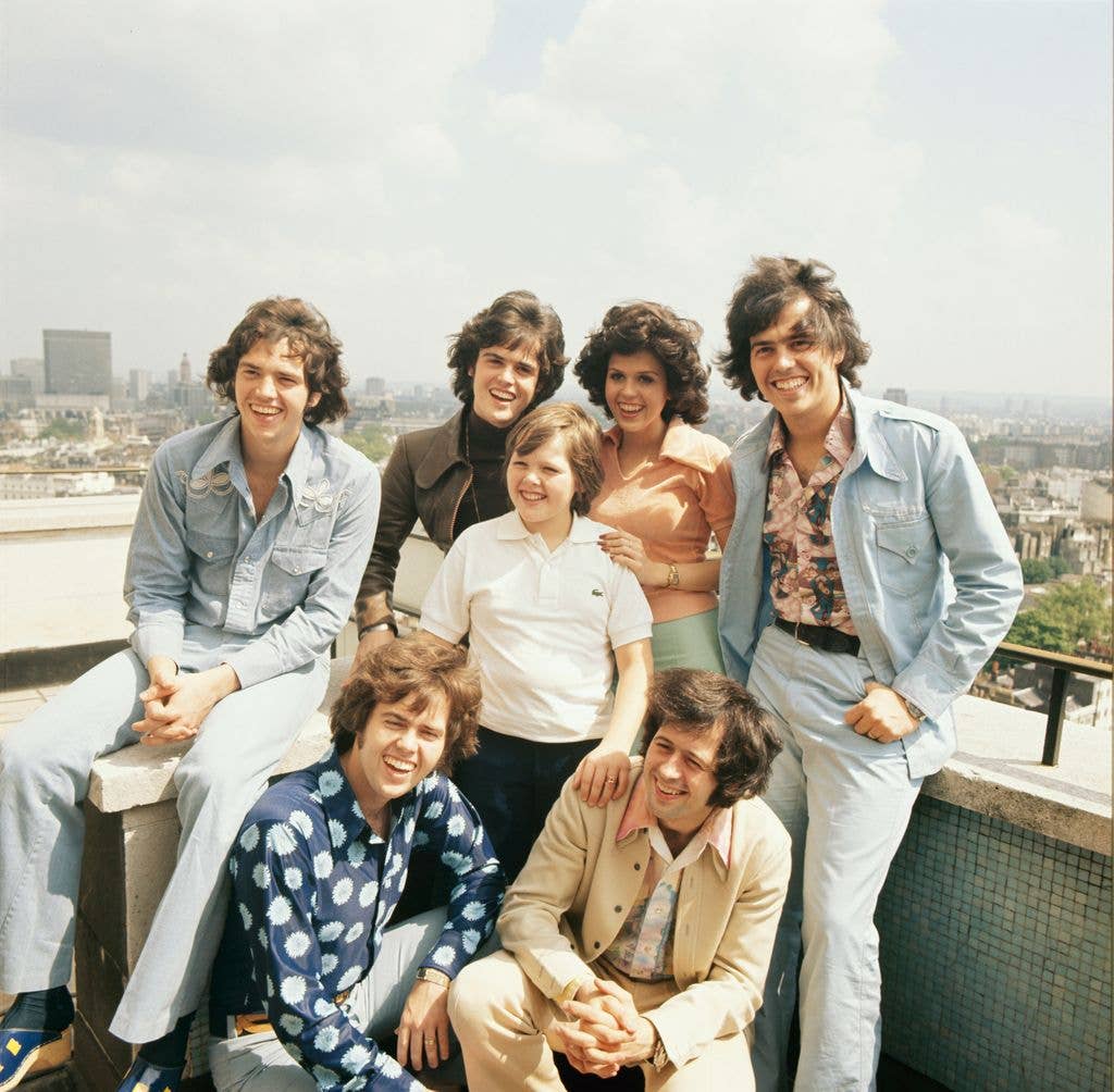 Group portrait of the Osmonds. L-R (back) Merrill, Donny, Marie and Jay, (front) Alan, Jimmy, and Wayne in London, England in the 1970's