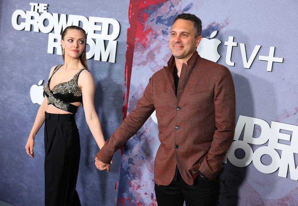 amanda seyfried thomas sadoski holding hands red carpet