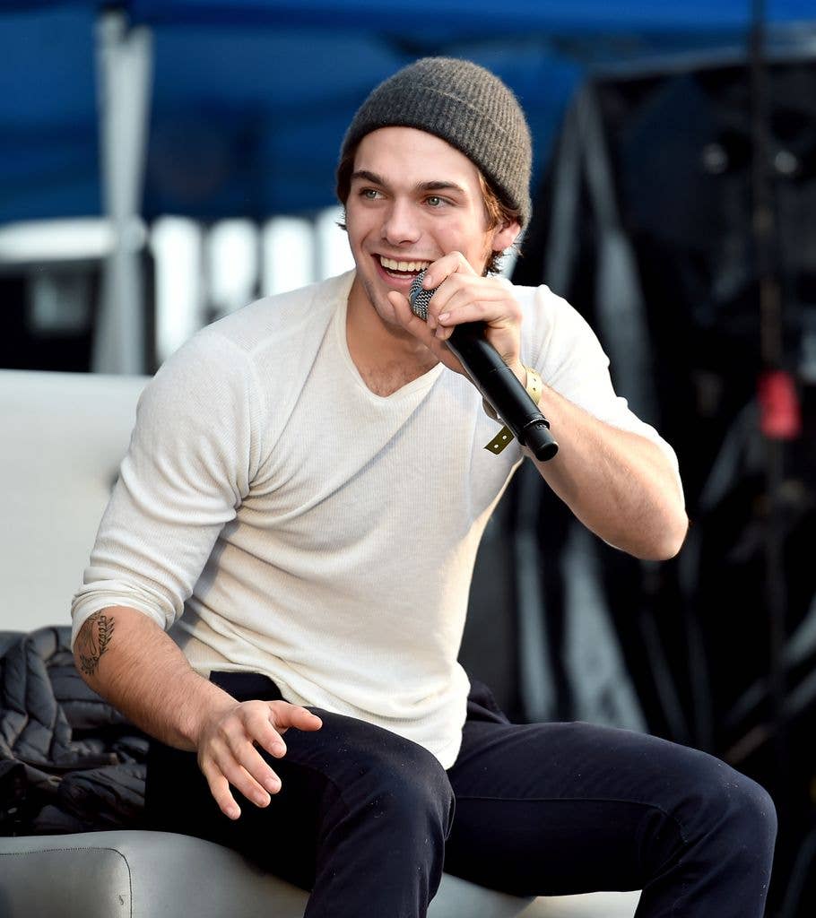 dylan sprayberry talking microphone